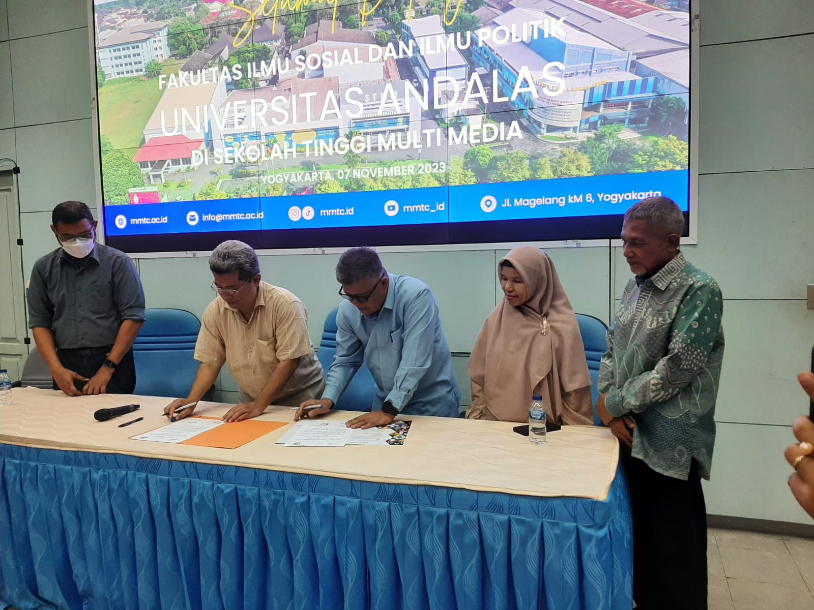 Penandatanganan MoU Sekolah Tinggi Multi Media dengan Fakultas Ilmu Sosial & Politik Universitas Andalas Padang